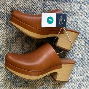 NWT cognac brown clogs, size 8